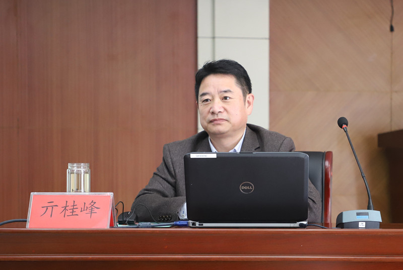 3-1 亓桂峰教授作辅导报告.jpg