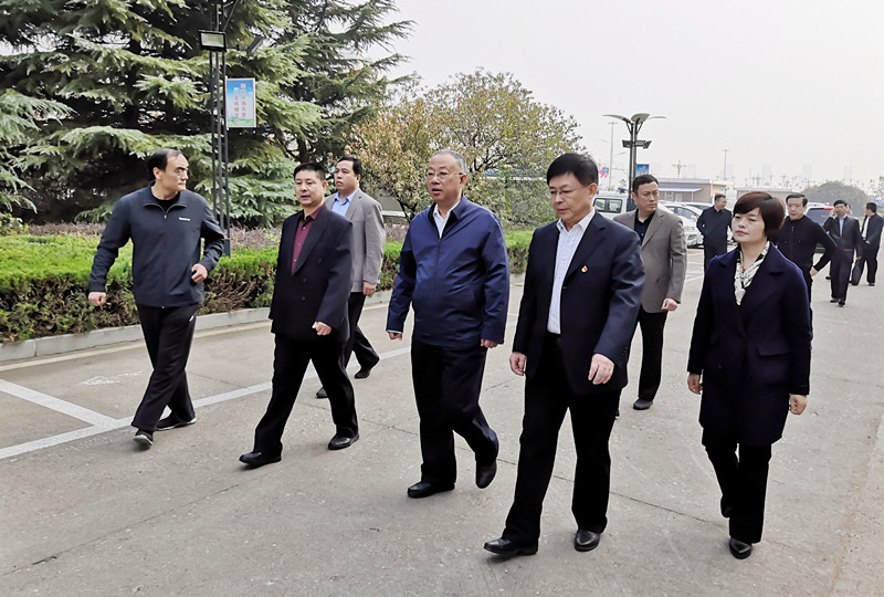 1 泰安市副市长、市公安局局长鞠向群（中）来院视察创城工作（颜锐  摄影）.jpg