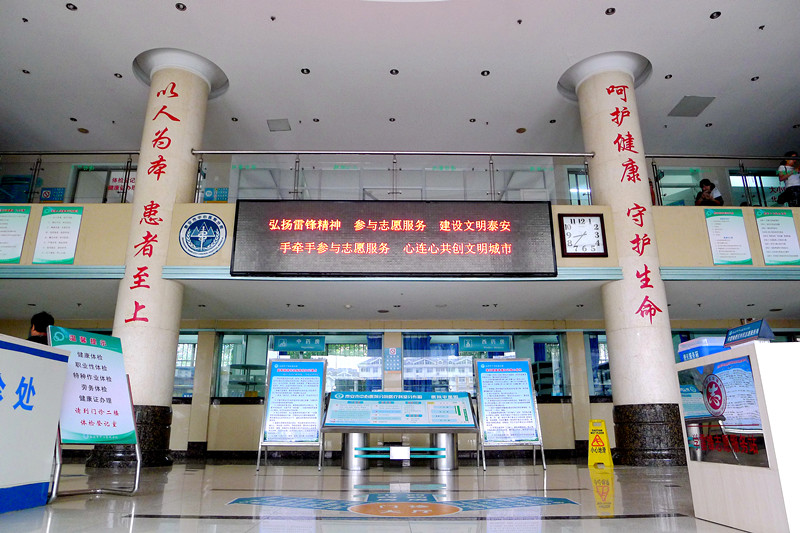 6 整洁明亮的医院门诊大厅（魏峰 摄影）.jpg