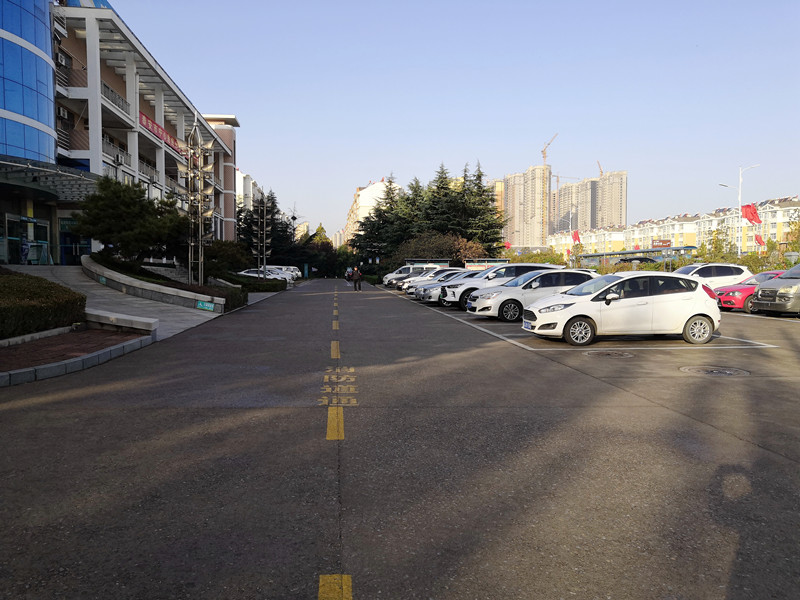 8 院区内车辆停放有序（颜锐 摄影）.jpg